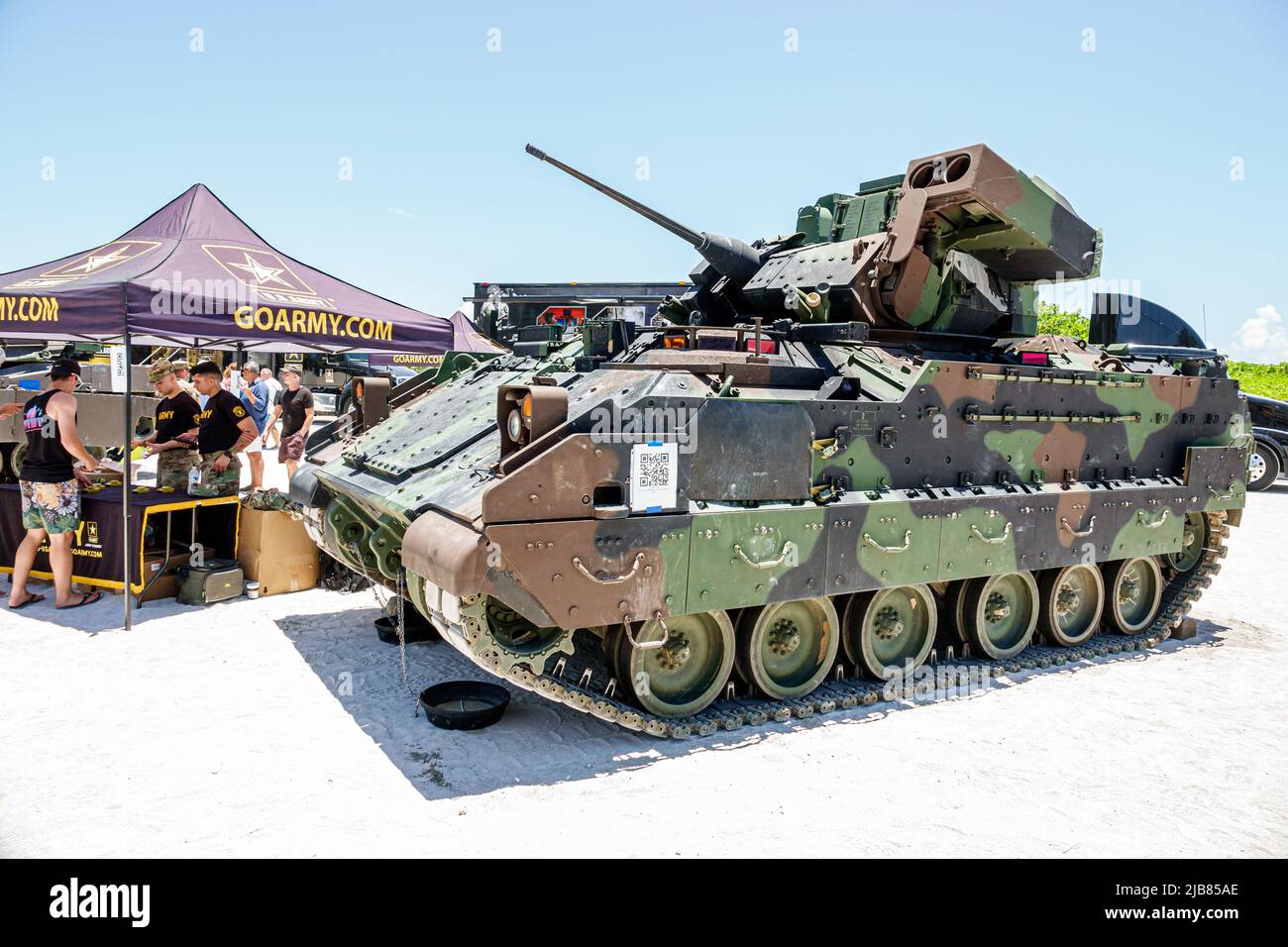 Miami Beach Florida, Hyundai Air & Sea Show Military Village Vendor Vendors, Aussteller Stände Stand Stände Streitkräfte Rekrutierung Prom Stockfoto