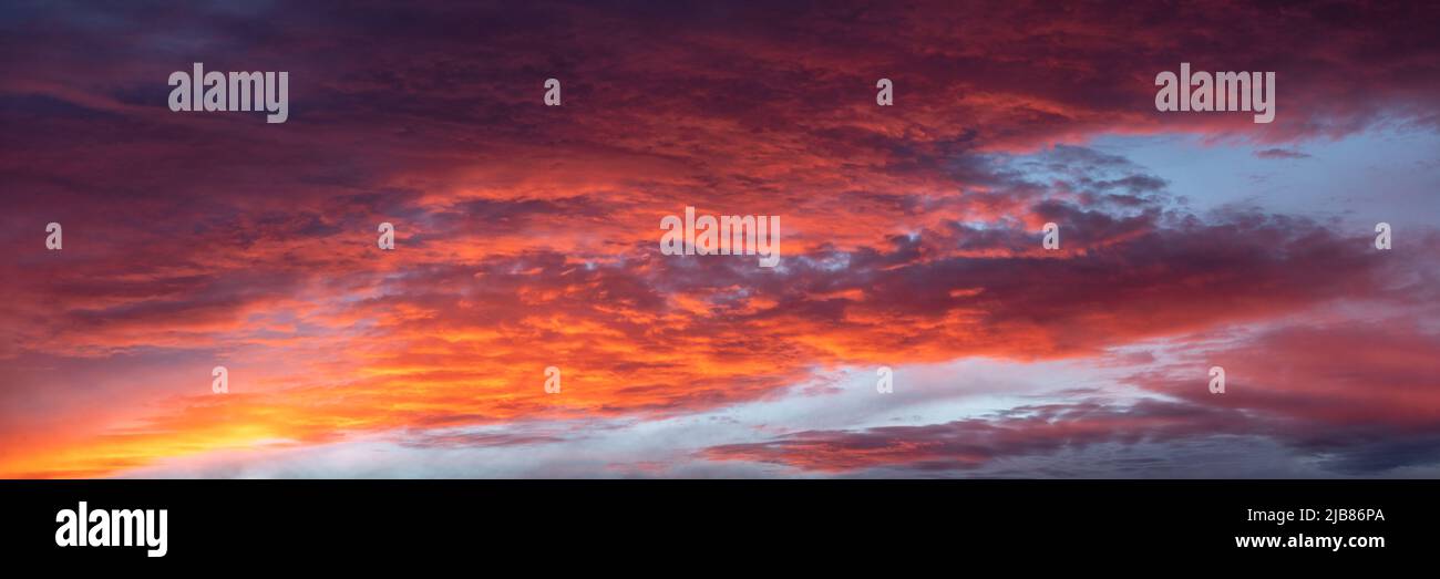 Unglaubliche Sonnenuntergangswolken in rosa, orange, lila Farben. Ideal für Sky-Ersatz, Bearbeitung. Stockfoto