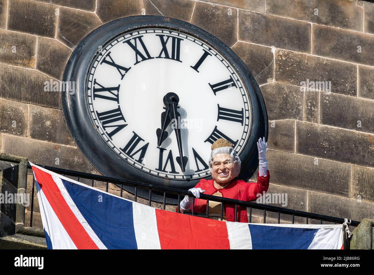 Forres, Moray, Großbritannien. 3.. Juni 2022. Dies ist die dreijährige Feier des Forres Toon Mercat, die mit dem Jubilee zusammenfällt. Die High Street war voll von Tausenden von Menschen. Dies ist die Königin auf dem Tollbooth Clocktower, die eine Welle sammelt. Quelle: JASPERIMAGE/Alamy Live News Stockfoto