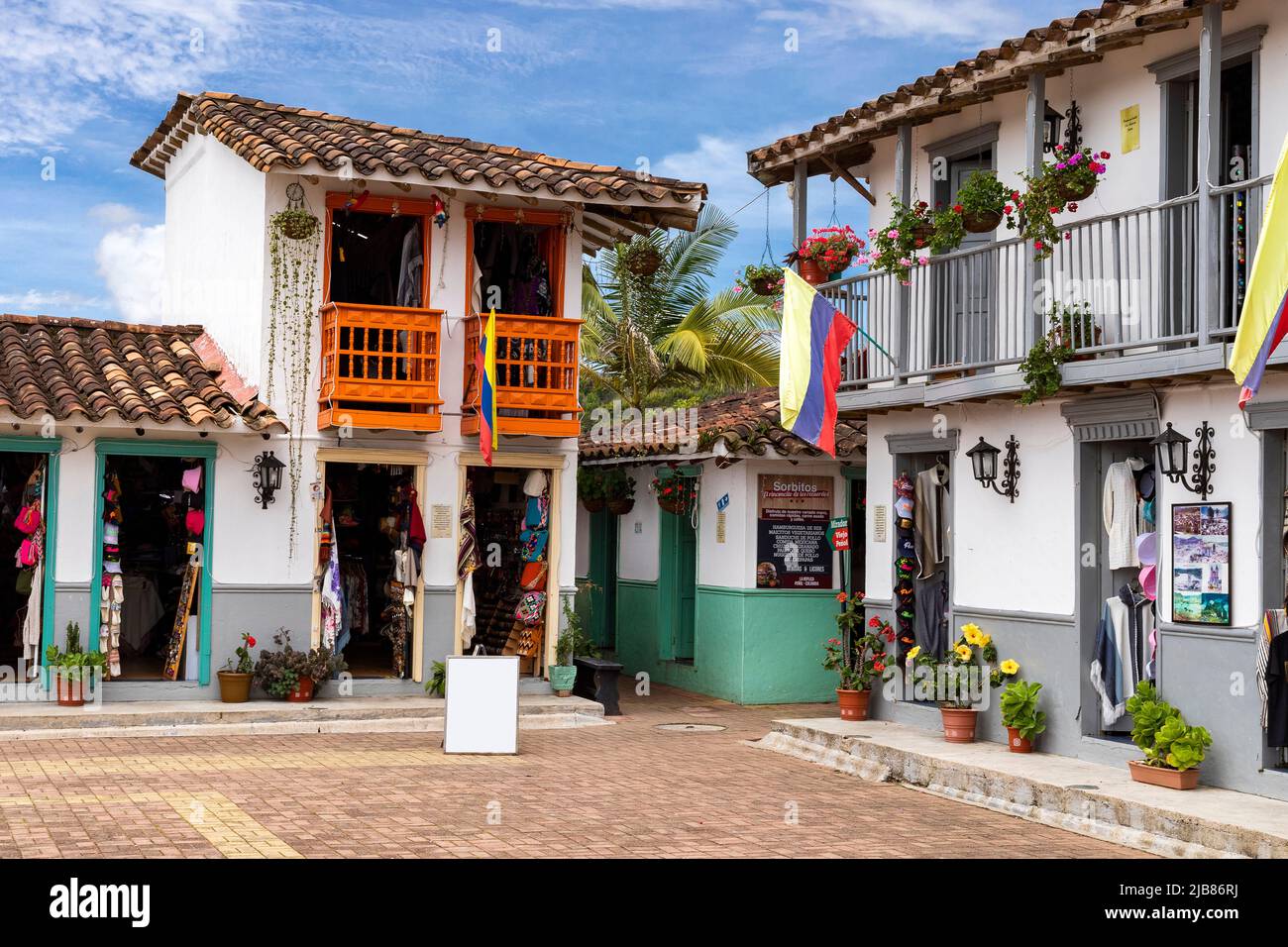 El Peñol, Antioquia - Kolumbien - 25. Mai 2022. Replik des alten Peñol Platzes, traditionelle Architektur der kolumbianischen Völker Stockfoto
