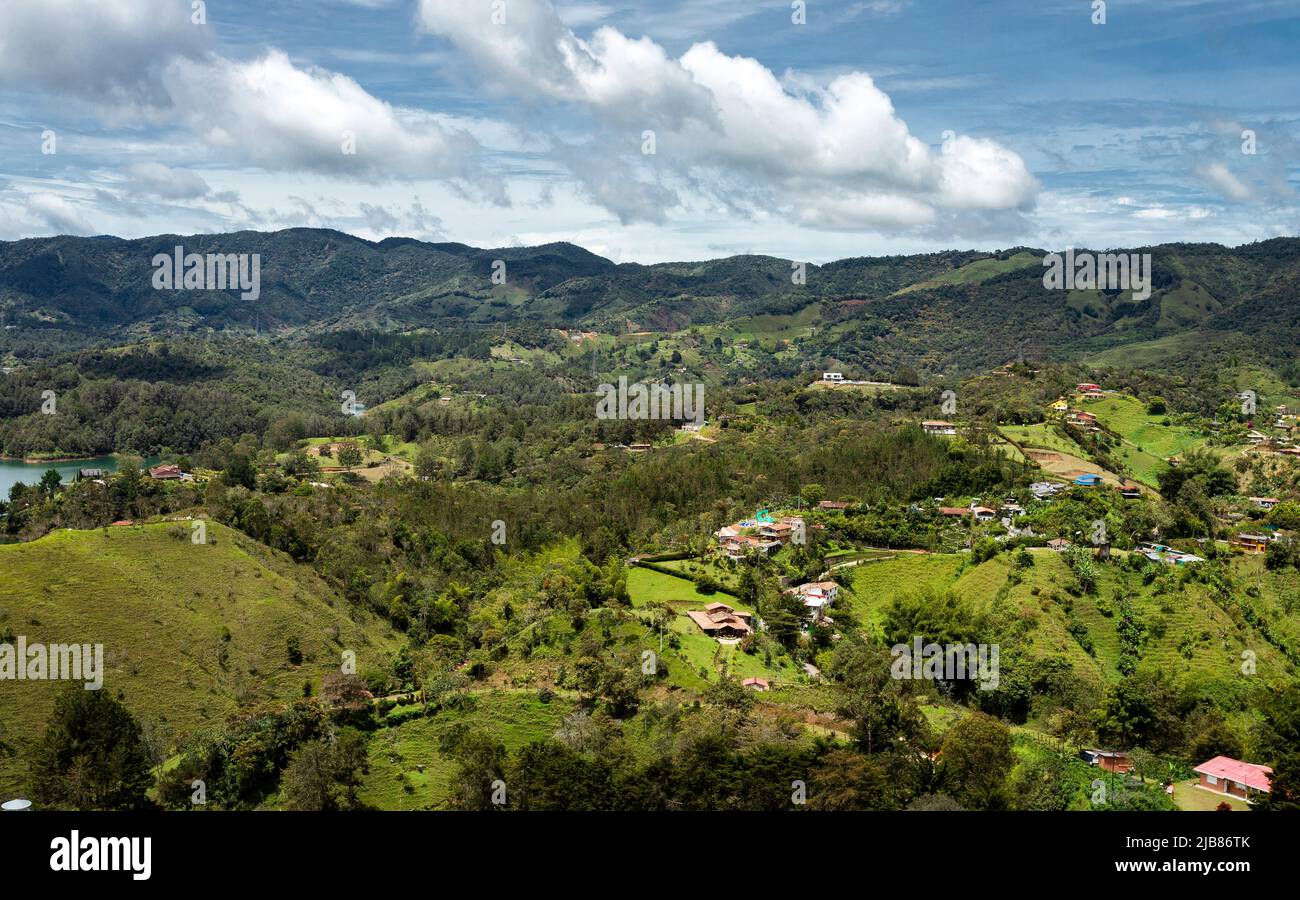 Wunderschöne Landschaft von Antioquia mit grünen Bergen und blauem Himmel Stockfoto
