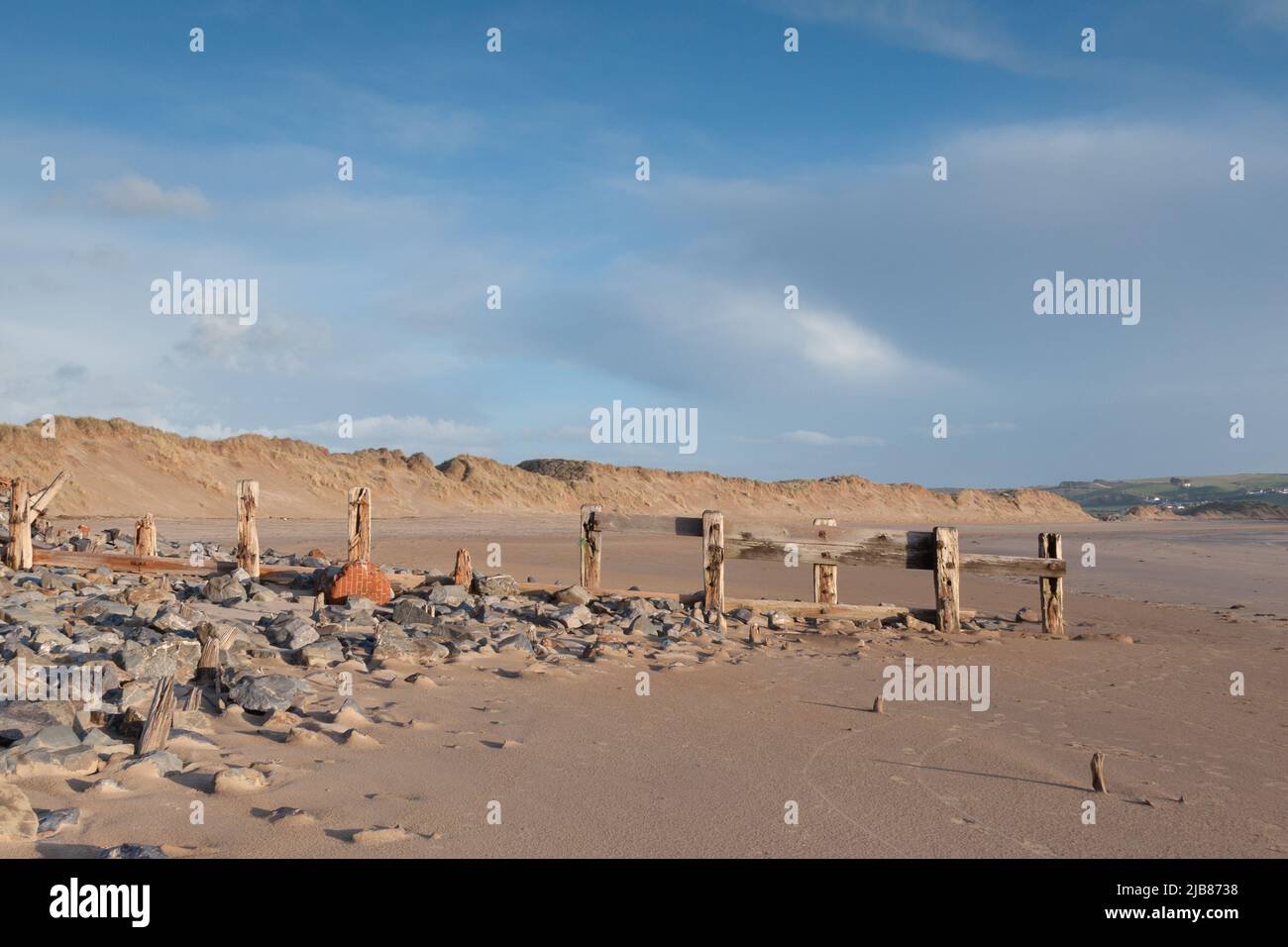 Alte hölzerne Groynes am Strand von Cow Point, Devon, Großbritannien Stockfoto