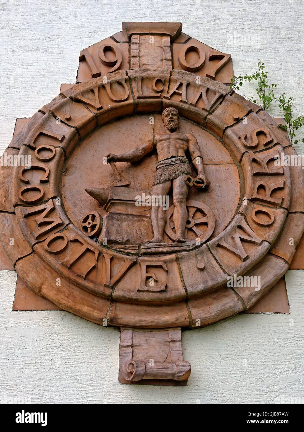 1907 Terrakotta-Logo, Vulcan Village, Warrington, ehemalige Eisenbahnfabrik Charles Tayleur, Geschichte von Newton-Le-Willows, Lancashire Stockfoto