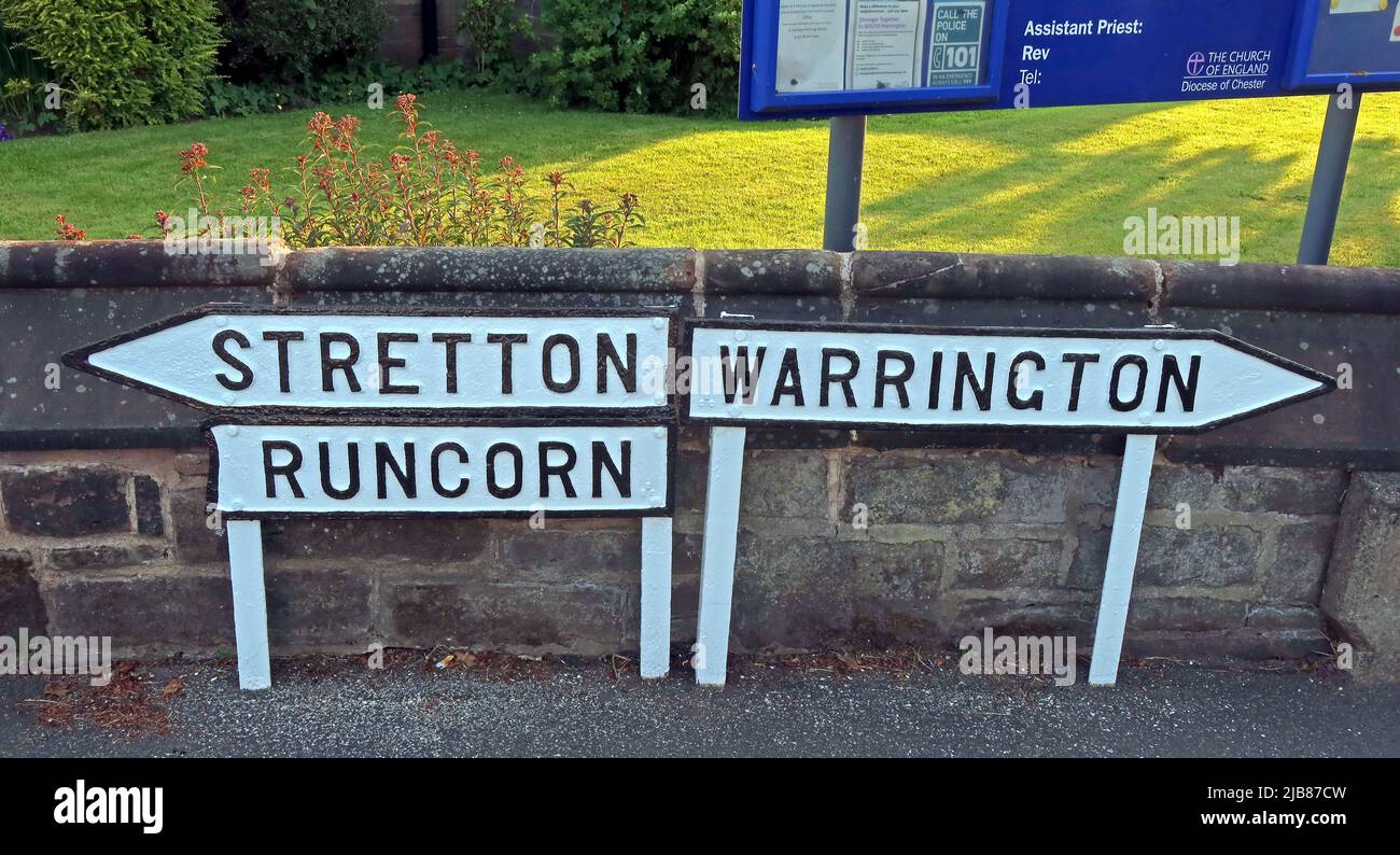 Alte Schilder nach Stretton, Runcorn, Warrington, im Appleton Thorn Village Centre, Warrington, Cheshire, England, Großbritannien, WA4 4RT Stockfoto