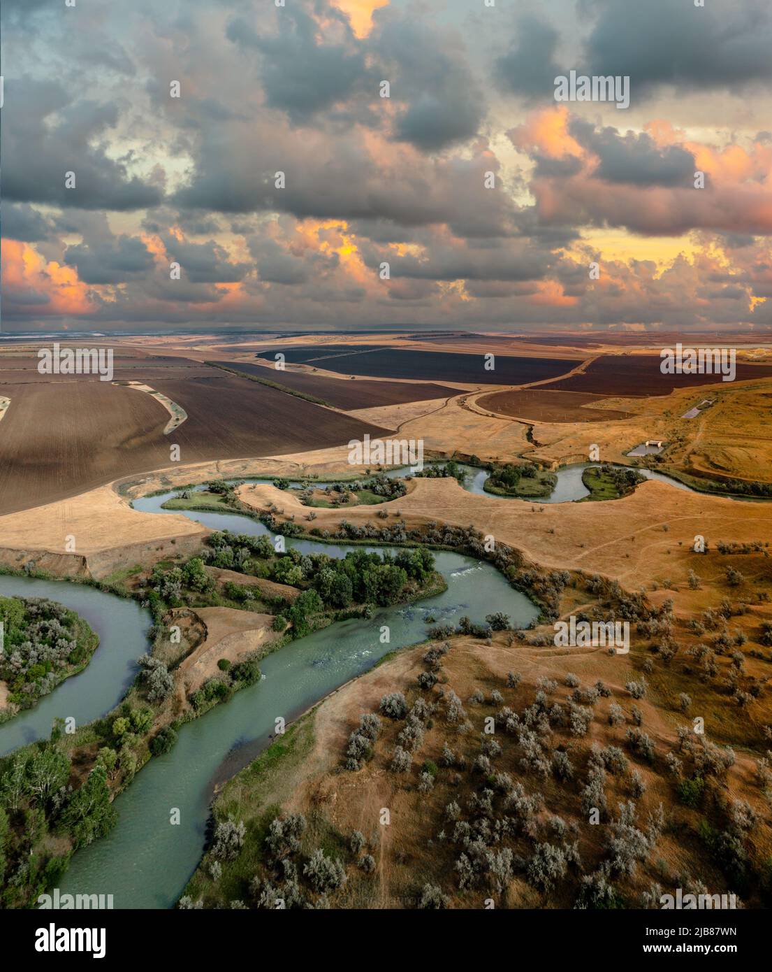 Sommerlandschaft Luftaufnahme des verwinkelten Flusses im schönen Tal bei Sonnenuntergang Stockfoto