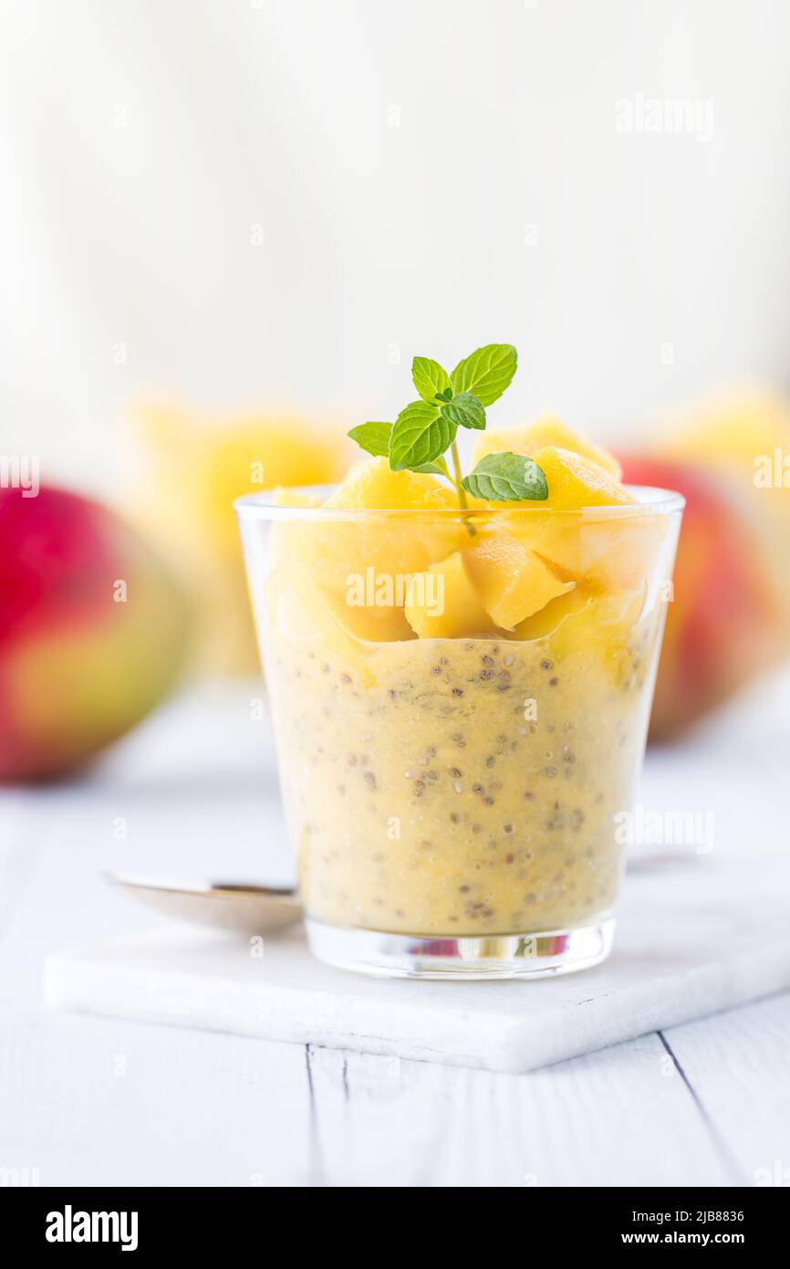 Vorderansicht eines Mango Chia Pudding Parfait bereit zum Essen. Stockfoto