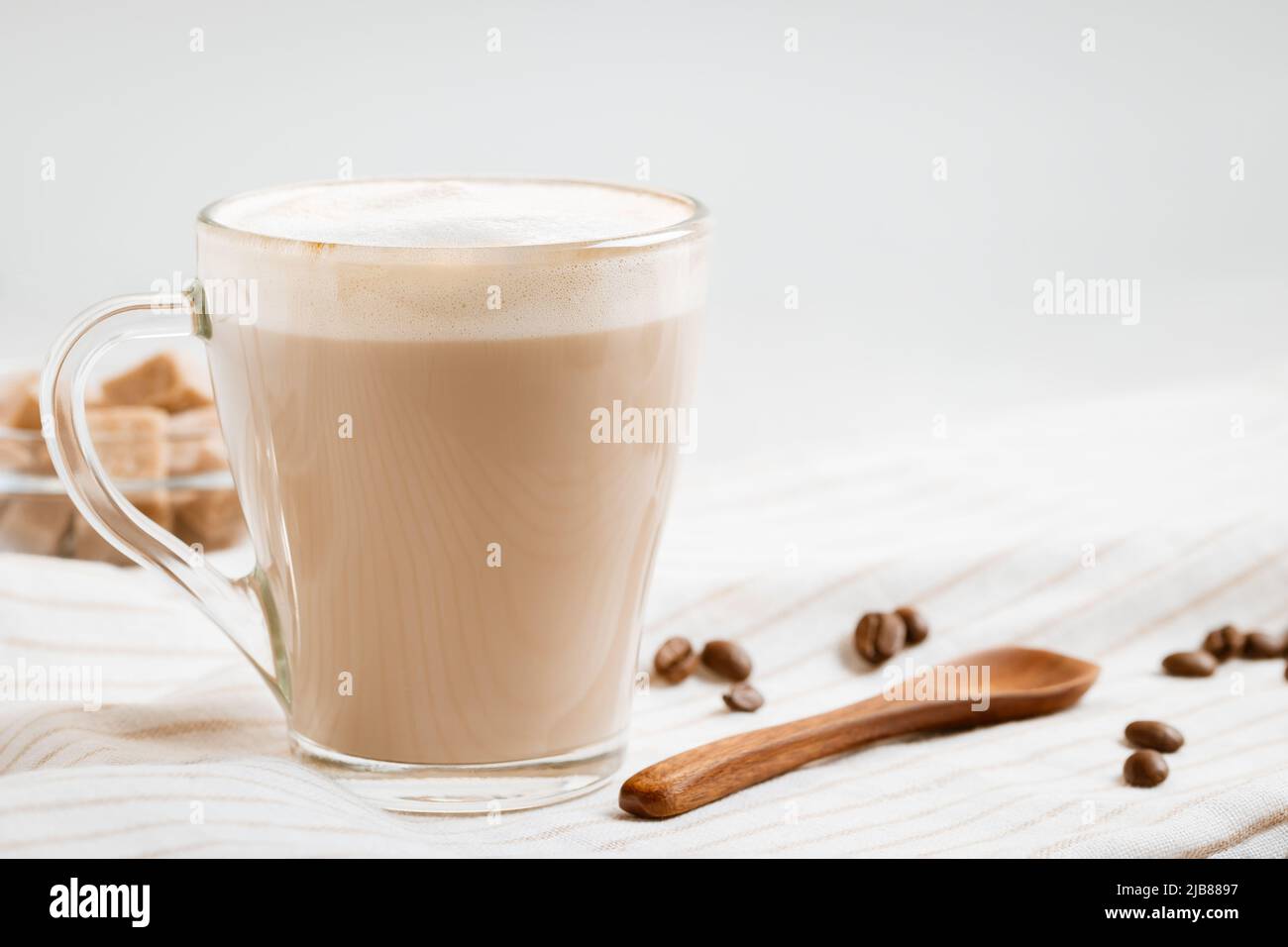 Latte Kaffee mit Schaum auf einem hellen Küchentisch, Platz zum Kopieren Stockfoto