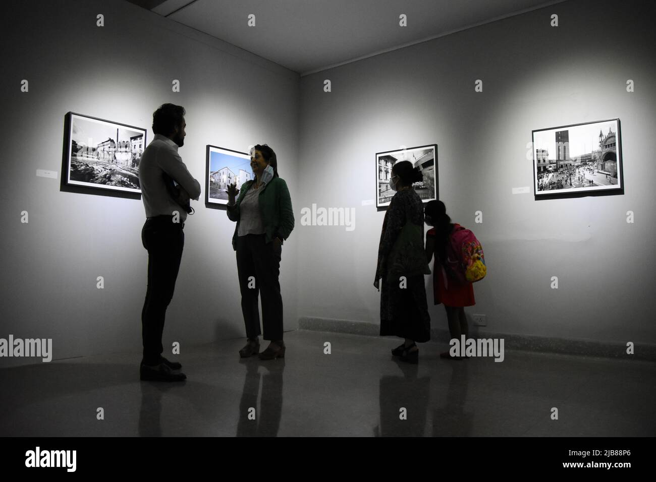 Kalkutta, Westbengalen, Indien. 3.. Juni 2022. Eine Ausstellung der italienischen Fotografin Gabriele Basilico (1944 ''“ 2013), Das aus 21 monochromen und farbigen Dokumentationen besteht, die auf der Transformation der urbanen zeitgenössischen Landschaften der Welt basieren, zeigt die Form und Identität von Städten und Metropolen vom 3.. Bis 19.. Juni 2022 in Kalkutta und zum 2.. Mal in Indien. (Bild: © Biswarup Ganguly/Pacific Press via ZUMA Press Wire) Bild: ZUMA Press, Inc./Alamy Live News Stockfoto