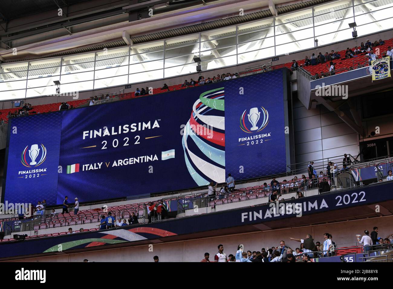 Foto LaPresse - Fabio Ferrari01 Giugno 2022 Londra, Gran Bretagna Sport Calcio Italia vs Argentina - FINALISSIMA 2022 - Finale Coppa dei Campioni CONMEBOL-UEFA - Stadio Wembley di Londra. Nella foto: Maxischermo Photo LaPresse - Fabio Ferrari 01. Juni 2022 London, Großbritannien Sportfußball Italien gegen Argentinien - Finale Coppa dei Campioni CONMEBOL-UEFA - Wembley Stadium of Londra. Im Bild: maxi-Screen Stockfoto