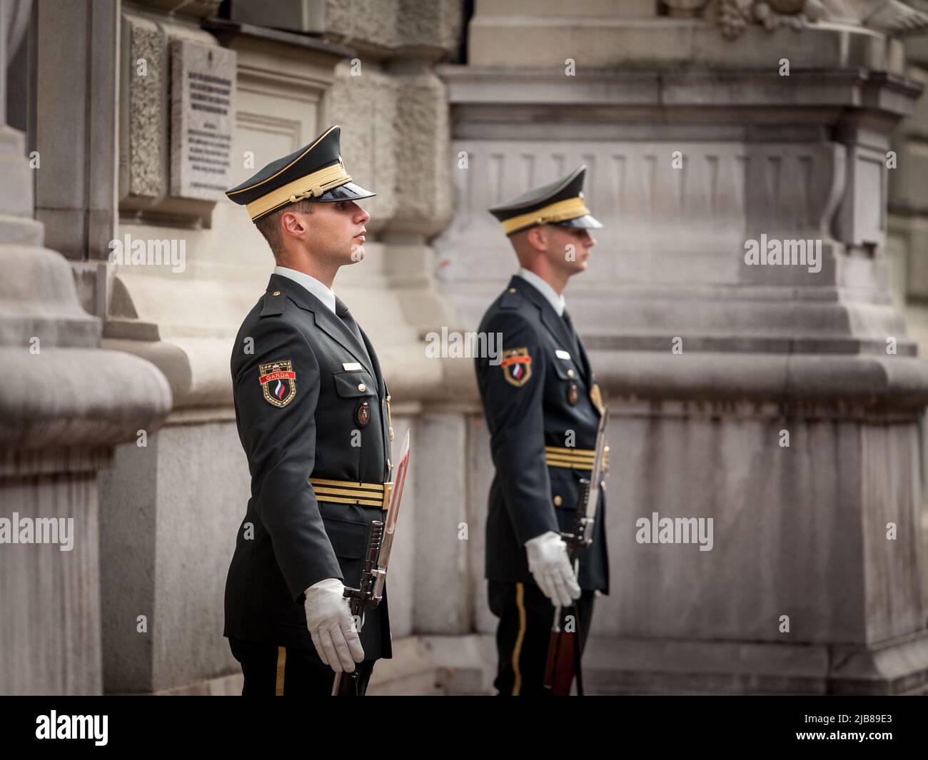 Bild eines slowenischen Soldaten der Präsidentengarde in Uniform, vor dem Präsidentenpalast des slowenischen Präsidenten in ljubljan Stockfoto