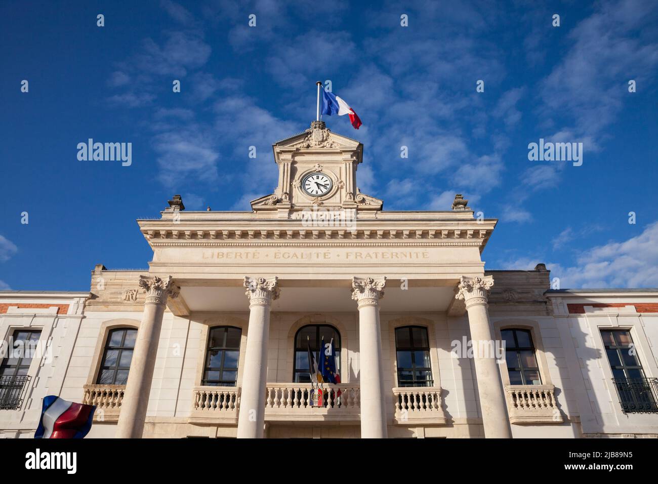 Bild der Fassade des rathauses von arcachon (Marie), mit der französischen Flagge und dem Slogan Liberte Egalite Fraternite. Liberté, égalité, Fra Stockfoto