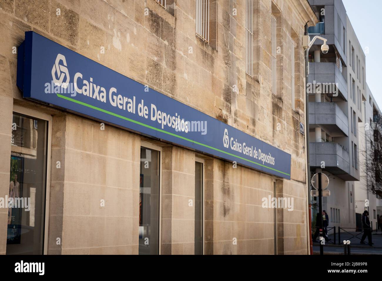 Bild eines Schildes mit dem Logo von Caixa Geral de Depositos, aufgenommen auf ihrer Agentur im Stadtzentrum von Bordeaux, Frankreich. Caixa Geral de Depósitos (CG Stockfoto