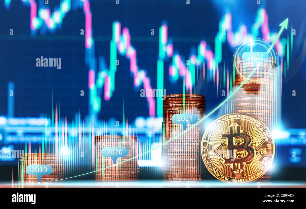 Gold Bitcoin mit Wachstumskurs Chart Trading-Ansicht. Bitcoin-Goldmünze und unschärfem Kartenhintergrund. Virtuelles Kryptowährungskonzept. Börsenchar Stockfoto