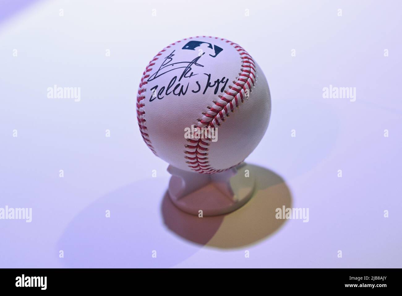 Der vom ukrainischen Präsidenten Volodomyr Zelenskyy signierte Baseballspieler wird im Rahmen der Jim Irsay Collection im Hammerstein Ballro des Manhattan Center ausgestellt Stockfoto