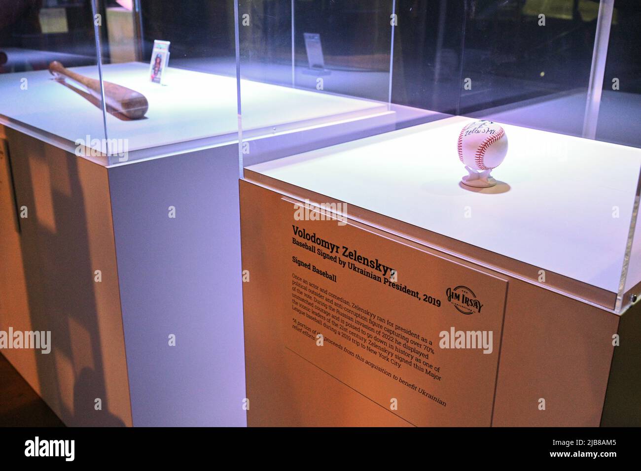 Der vom ukrainischen Präsidenten Volodomyr Zelenskyy signierte Baseballspieler wird im Rahmen der Jim Irsay Collection im Hammerstein Ballro des Manhattan Center ausgestellt Stockfoto