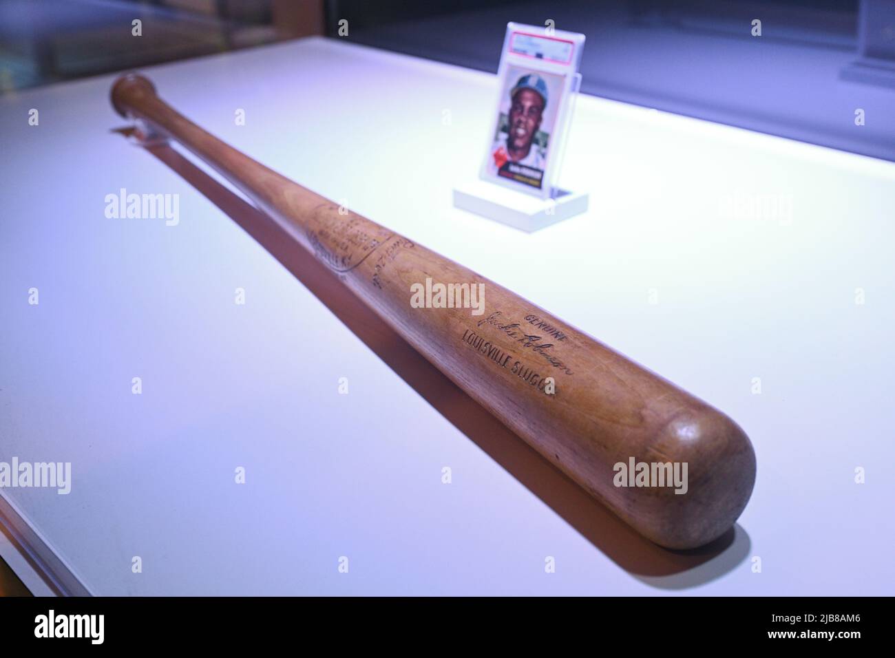 Baseballschläger und Baseballkarte von Jackie Robinson werden am 3. Juni im Hammerstein Ballroom des Manhattan Center in der Jim Irsay Collection ausgestellt Stockfoto