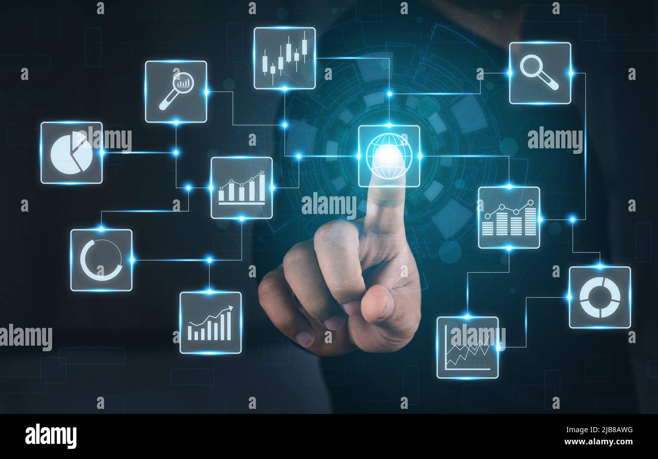 Mann berührt Börse virtuelle Ikonen. Business man verwendet Big Data für Analysen und Business Intelligence (BI) mit Diagramm- und Diagrammsymbolen auf einem Digi Stockfoto