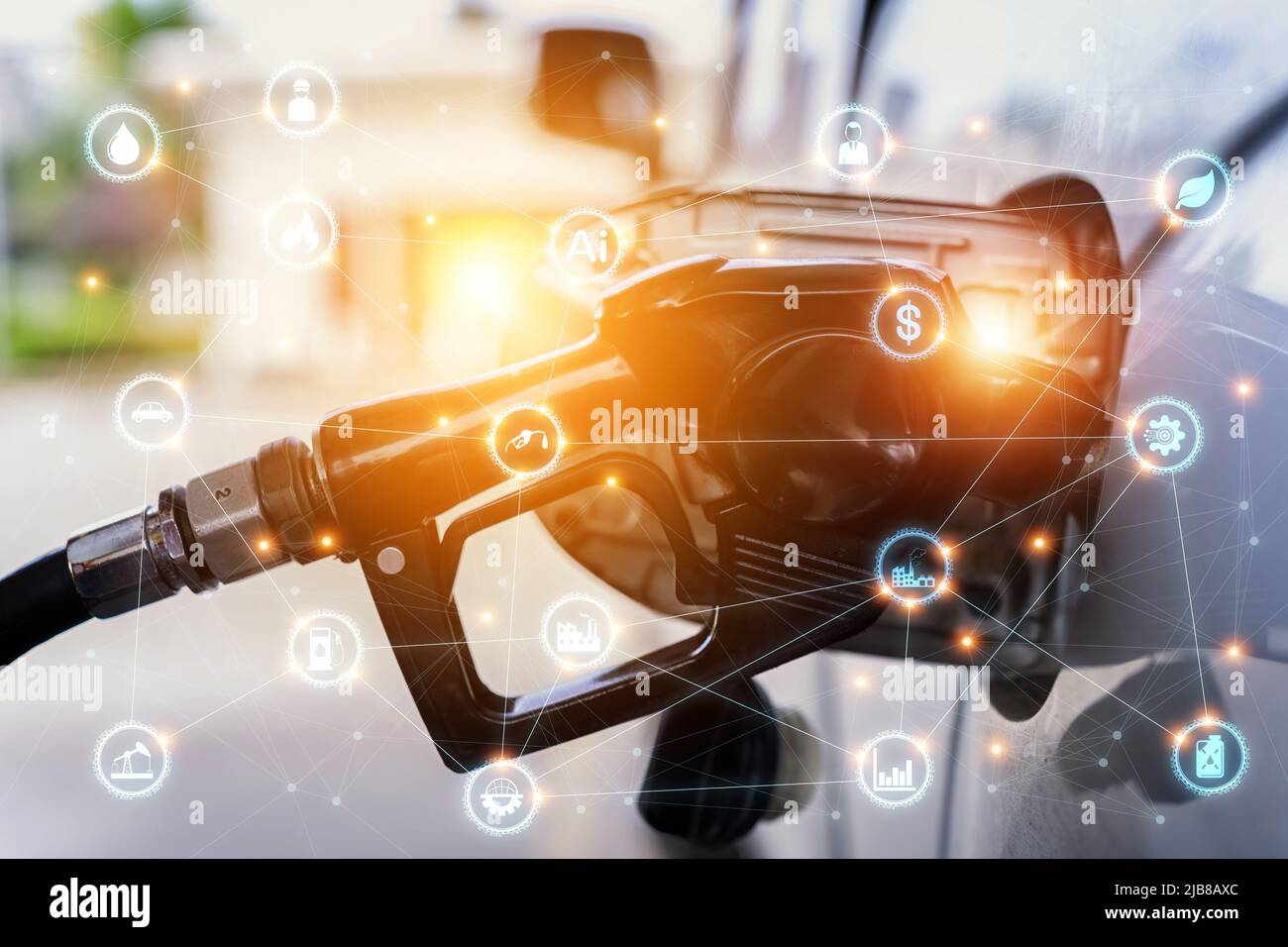 Auto tanken Kraftstoff oder Gas an der Tankstelle mit symbolischen Industrie-Ikonen und Raffinerie. Tanken Sie das Auto an der Tankstelle auf. Doppelte expos Stockfoto