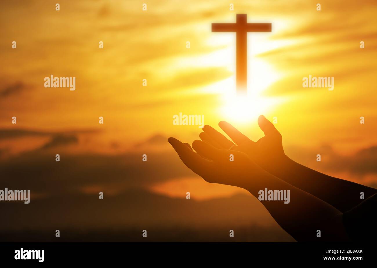 Menschliche offene Hände mit der Handfläche nach oben Anbetung. Eucharistie Therapie segne Gott helfen Buße katholischen Ostern Fastenzeit Geist beten. Christliche Religion Konzept Hintergrund. fi Stockfoto