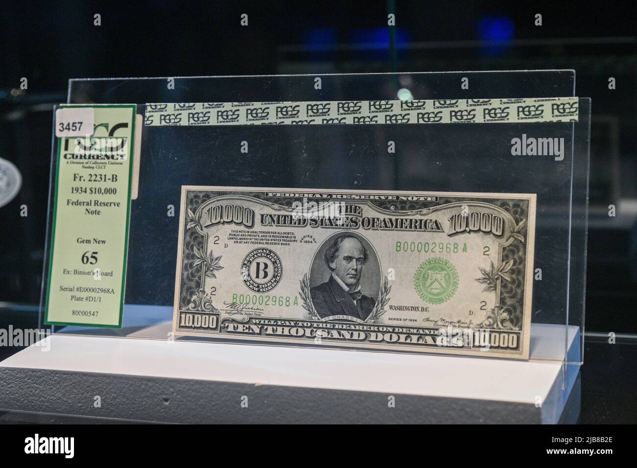 Eine Federal Reserve Note aus dem Jahr $10.000, die am 3. Juni 2022 in New Yo im Hammerstein Ballroom des Manhattan Center als Teil der Jim Irsay Collection ausgestellt wurde Stockfoto