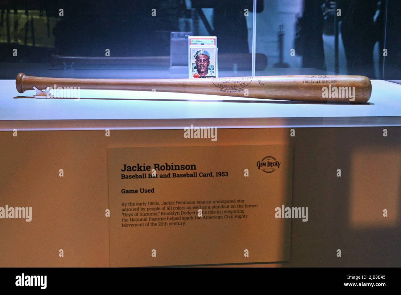 Baseballschläger und Baseballkarte von Jackie Robinson werden am 3. Juni im Hammerstein Ballroom des Manhattan Center in der Jim Irsay Collection ausgestellt Stockfoto