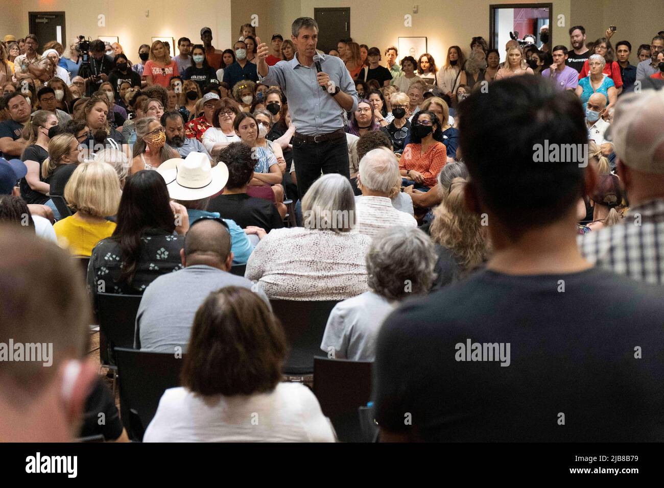 Texas, USA. 03.. Juni 2022. 3. Juni 2022: Der texanische Gouverneurskandidat für die Demokratische Partei Beto O'Rourke spricht im Asian American Resource Center während eines Rathauses seit seiner Rückkehr aus Uvalde, Dort traf er sich mit Opferfamilien und stand solidarisch mit der Gemeinde, nachdem 19 Kinder und zwei Lehrer während der schlimmsten Schüsse auf die Schule in stateÕs auf tragische Weise getötet wurden. Austin, Texas. Mario Cantu/CSM Kredit: CAL Sport Media/Alamy Live News Stockfoto