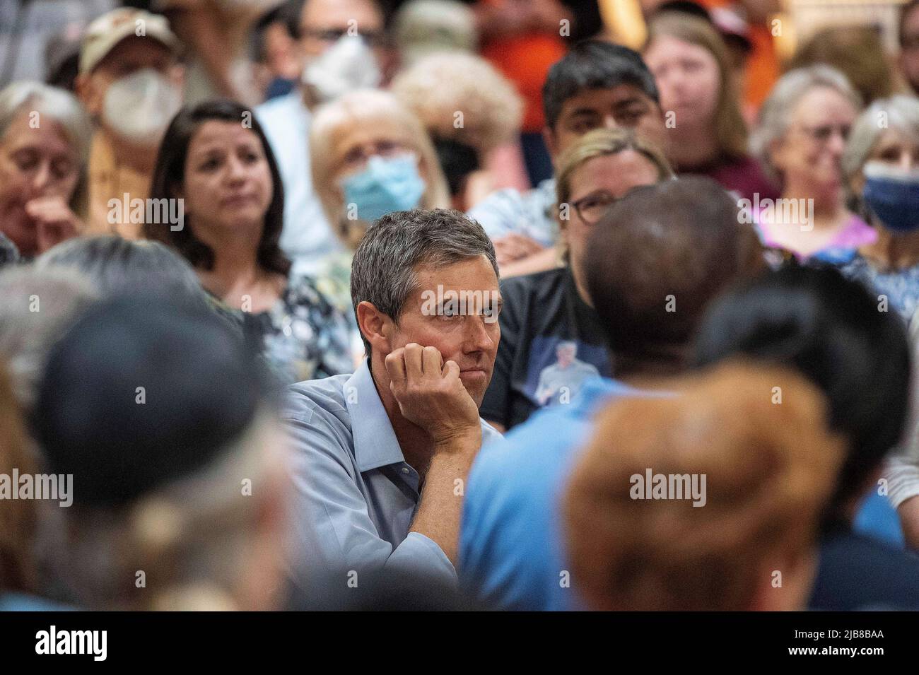 Texas, USA. 03.. Juni 2022. 3. Juni 2022: Der texanische Gouverneurskandidat für die Demokratische Partei Beto O'Rourke spricht im Asian American Resource Center während eines Rathauses seit seiner Rückkehr aus Uvalde, Dort traf er sich mit Opferfamilien und stand solidarisch mit der Gemeinde, nachdem 19 Kinder und zwei Lehrer während der schlimmsten Schüsse auf die Schule in stateÕs auf tragische Weise getötet wurden. Austin, Texas. Mario Cantu/CSM Kredit: CAL Sport Media/Alamy Live News Stockfoto