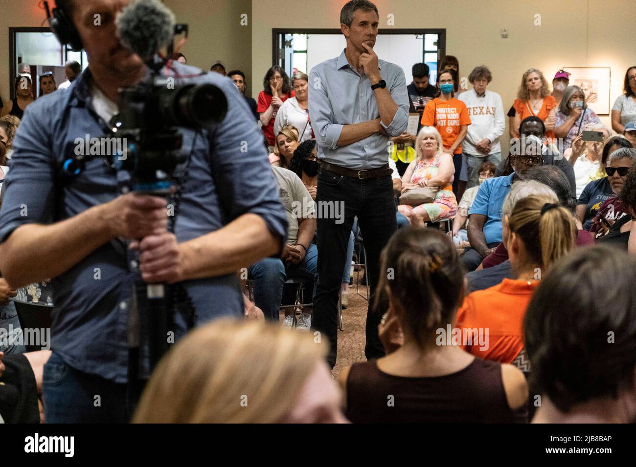 Texas, USA. 03.. Juni 2022. 3. Juni 2022: Der texanische Gouverneurskandidat für die Demokratische Partei Beto O'Rourke spricht im Asian American Resource Center während eines Rathauses seit seiner Rückkehr aus Uvalde, Dort traf er sich mit Opferfamilien und stand solidarisch mit der Gemeinde, nachdem 19 Kinder und zwei Lehrer während der schlimmsten Schüsse auf die Schule in stateÕs auf tragische Weise getötet wurden. Austin, Texas. Mario Cantu/CSM Kredit: CAL Sport Media/Alamy Live News Stockfoto