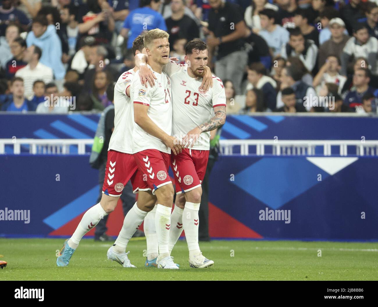 Paris, Frankreich. 03.. Juni 2022. Andreas Cornelius von Dänemark #21 feiert sein erstes Tor mit Pierre-Emile Hojbjerg während des UEFA Nations League League A - Gruppe 1 Fußballspiels zwischen Frankreich und Dänemark am 3. Juni 2022 im Stade de France in Saint-Denis bei Paris, Frankreich - Foto: Jean Catuffe/DPPI/LiveMedia Kredit: Independent Photo Agency/Alamy Live News Stockfoto