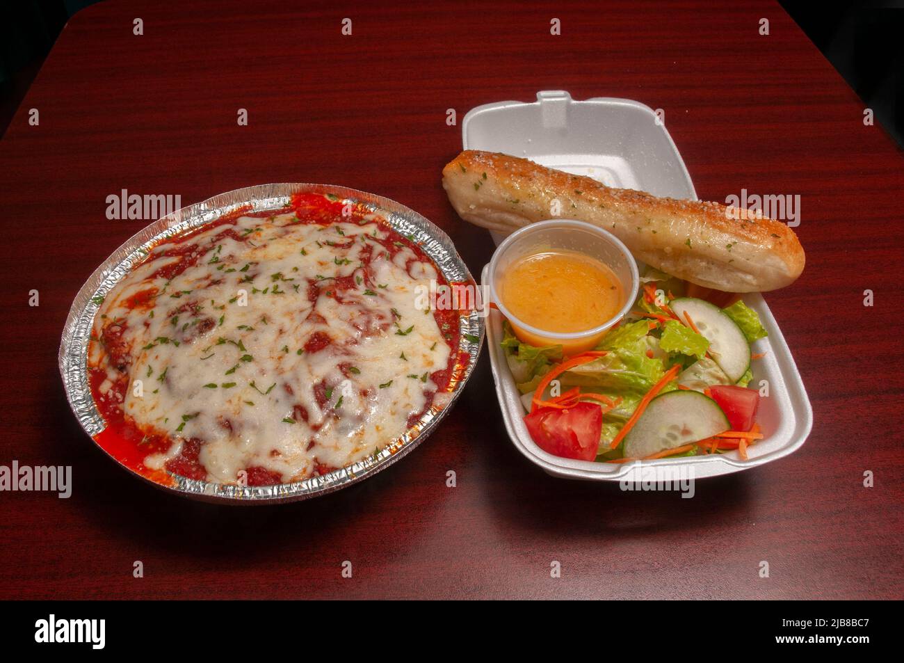 Köstliche italienische Küche, bekannt als die Chicken Parmesan Combo Stockfoto