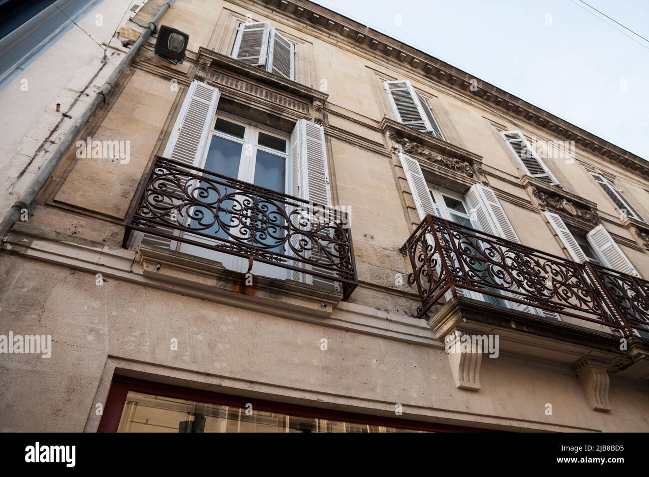Fassade eines typischen alten französischen Wohnhauses in Bordeaux, Frankreich, aus einem Freestone, das Wohnungen beherbergt, mit einer südwestlichen französischen Architektur und Stockfoto