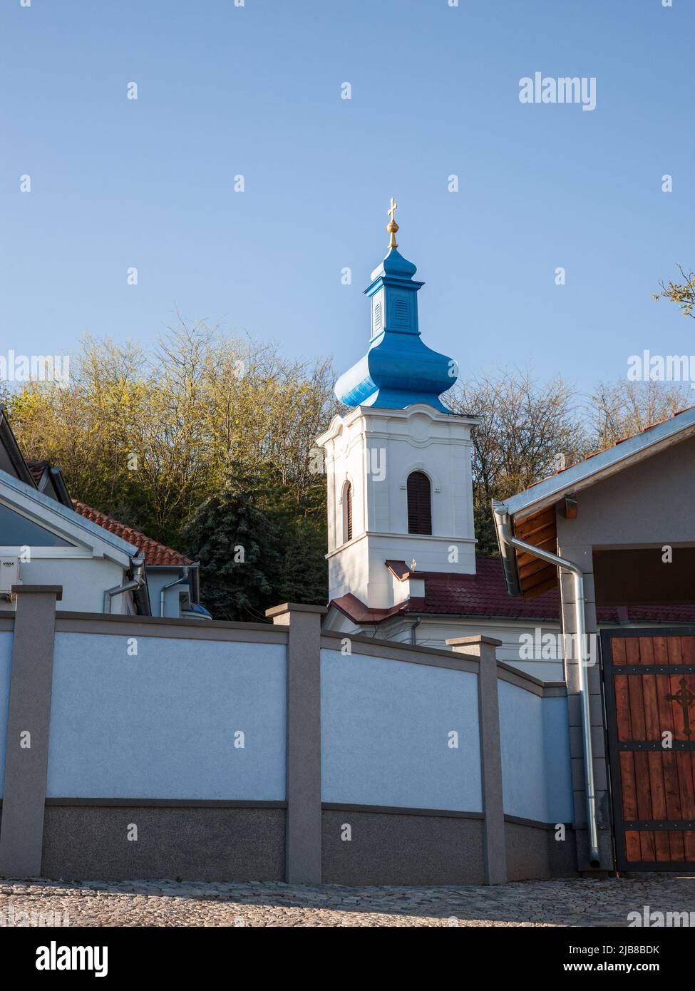 Die Hauptkirche des Klosters Sveta petka, oder manastir svete petke, das serbisch-orthodoxe Kloster der Fruska gora Berge und des Parks, der große Landmar Stockfoto