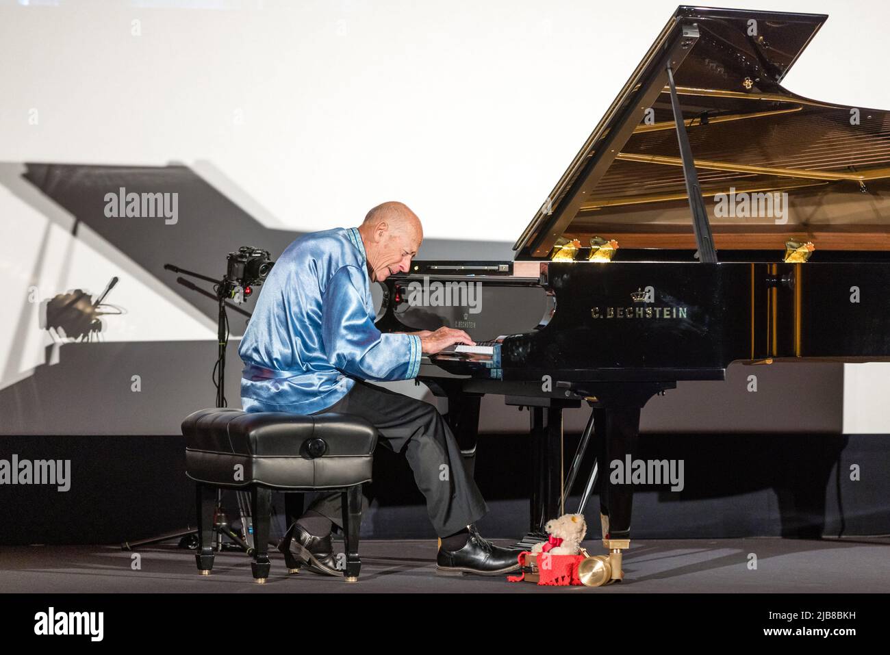 Cottbus, Deutschland. 03.. Juni 2022. Der australische Ausnahmepianist David Helfgott gibt ein Konzert im Cottbuser Filmtheater „Weltspiegel“. Die Stadt in der Lausitz ist neben Luzern und New York einer der letzten drei Konzertorte des außergewöhnlichen Pianisten außerhalb seiner Heimat Australien. David Helfgott ist einer der berühmtesten Musiker der Welt. 2006 wurde er als erster Musiker, der mit zahlreichen internationalen Preisen ausgezeichnet wurde, in den Walk of Fame in Australien aufgenommen. Quelle: Frank Hammerschmidt/dpa/Alamy Live News Stockfoto