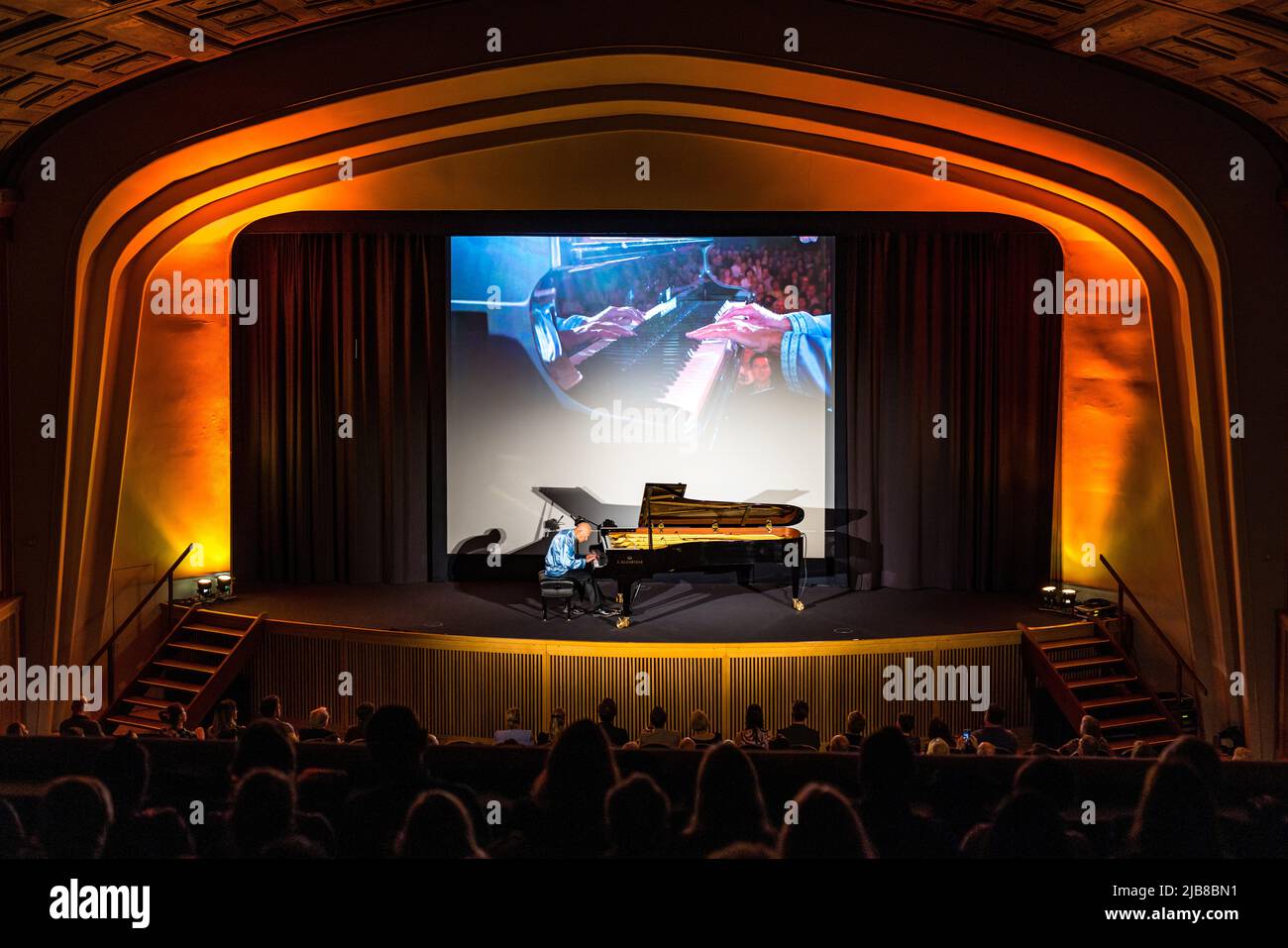 Cottbus, Deutschland. 03.. Juni 2022. Der australische Ausnahmepianist David Helfgott gibt ein Konzert im Cottbuser Filmtheater „Weltspiegel“. Die Stadt in der Lausitz ist neben Luzern und New York einer der letzten drei Konzertorte des außergewöhnlichen Pianisten außerhalb seiner Heimat Australien. David Helfgott ist einer der berühmtesten Musiker der Welt. 2006 wurde er als erster Musiker, der mit zahlreichen internationalen Preisen ausgezeichnet wurde, in den Walk of Fame in Australien aufgenommen. Quelle: Frank Hammerschmidt/dpa/Alamy Live News Stockfoto