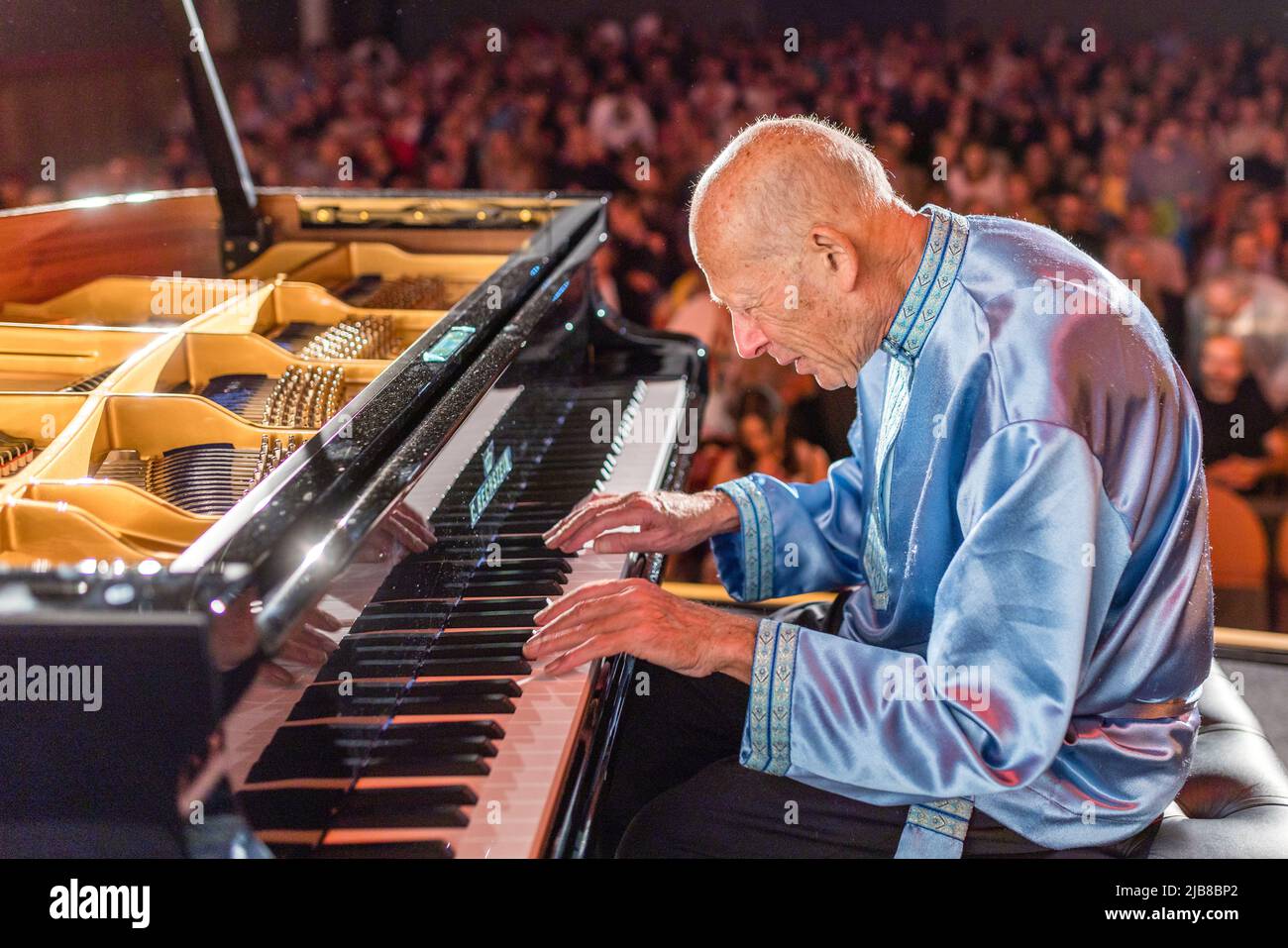 Cottbus, Deutschland. 03.. Juni 2022. Der australische Ausnahmepianist David Helfgott gibt ein Konzert im Cottbuser Filmtheater „Weltspiegel“. Die Stadt in der Lausitz ist neben Luzern und New York einer der letzten drei Konzertorte des außergewöhnlichen Pianisten außerhalb seiner Heimat Australien. David Helfgott ist einer der berühmtesten Musiker der Welt. 2006 wurde er als erster Musiker, der mit zahlreichen internationalen Preisen ausgezeichnet wurde, in den Walk of Fame in Australien aufgenommen. Quelle: Frank Hammerschmidt/dpa/Alamy Live News Stockfoto