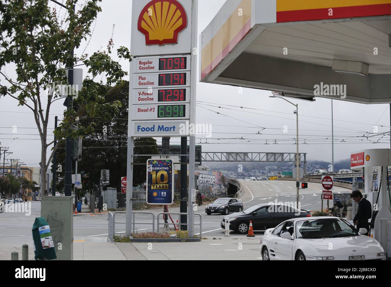 San Francisco, USA. 03.. Juni 2022. Ein Auto pumpt Gas in die Tankstelle. Nach dem Krieg in der Ukraine steigt der Erdgaspreis in diesen Monaten weltweit stark an. In Kalifornien ist der Gaspreis nach dem Krieg um $2 pro Gallone gestiegen. Im Moment trifft der Gaspreis in San Francisco auf $7 pro Gallone, es ist der höchste Preis, den diese Stadt je erreicht hat. Kredit: SOPA Images Limited/Alamy Live Nachrichten Stockfoto