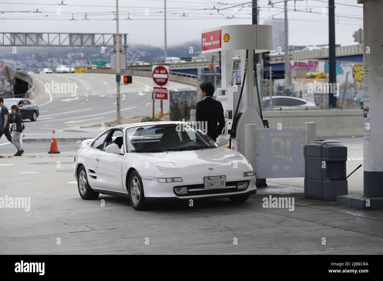 San Francisco, Usa. 03.. Juni 2022. Ein Auto pumpt Gas in die Tankstelle. Nach dem Krieg in der Ukraine steigt der Erdgaspreis in diesen Monaten weltweit stark an. In Kalifornien ist der Gaspreis nach dem Krieg um $2 pro Gallone gestiegen. Im Moment trifft der Gaspreis in San Francisco auf $7 pro Gallone, es ist der höchste Preis, den diese Stadt je erreicht hat. (Foto von Michael Ho Wai Lee/SOPA Images/Sipa USA) Quelle: SIPA USA/Alamy Live News Stockfoto