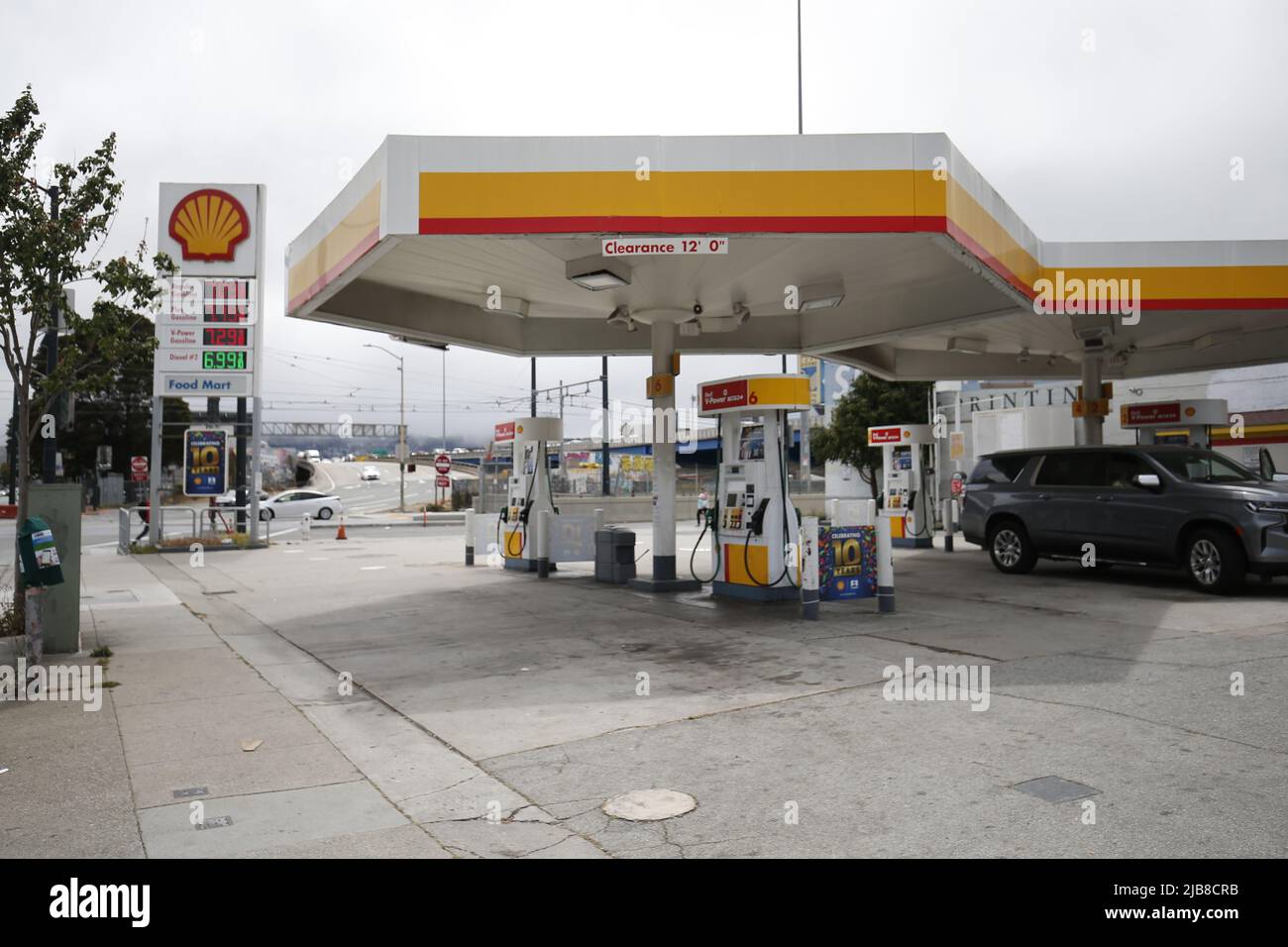 San Francisco, Usa. 03.. Juni 2022. Ein Auto pumpt Gas in die Tankstelle. Nach dem Krieg in der Ukraine steigt der Erdgaspreis in diesen Monaten weltweit stark an. In Kalifornien ist der Gaspreis nach dem Krieg um $2 pro Gallone gestiegen. Im Moment trifft der Gaspreis in San Francisco auf $7 pro Gallone, es ist der höchste Preis, den diese Stadt je erreicht hat. (Foto von Michael Ho Wai Lee/SOPA Images/Sipa USA) Quelle: SIPA USA/Alamy Live News Stockfoto