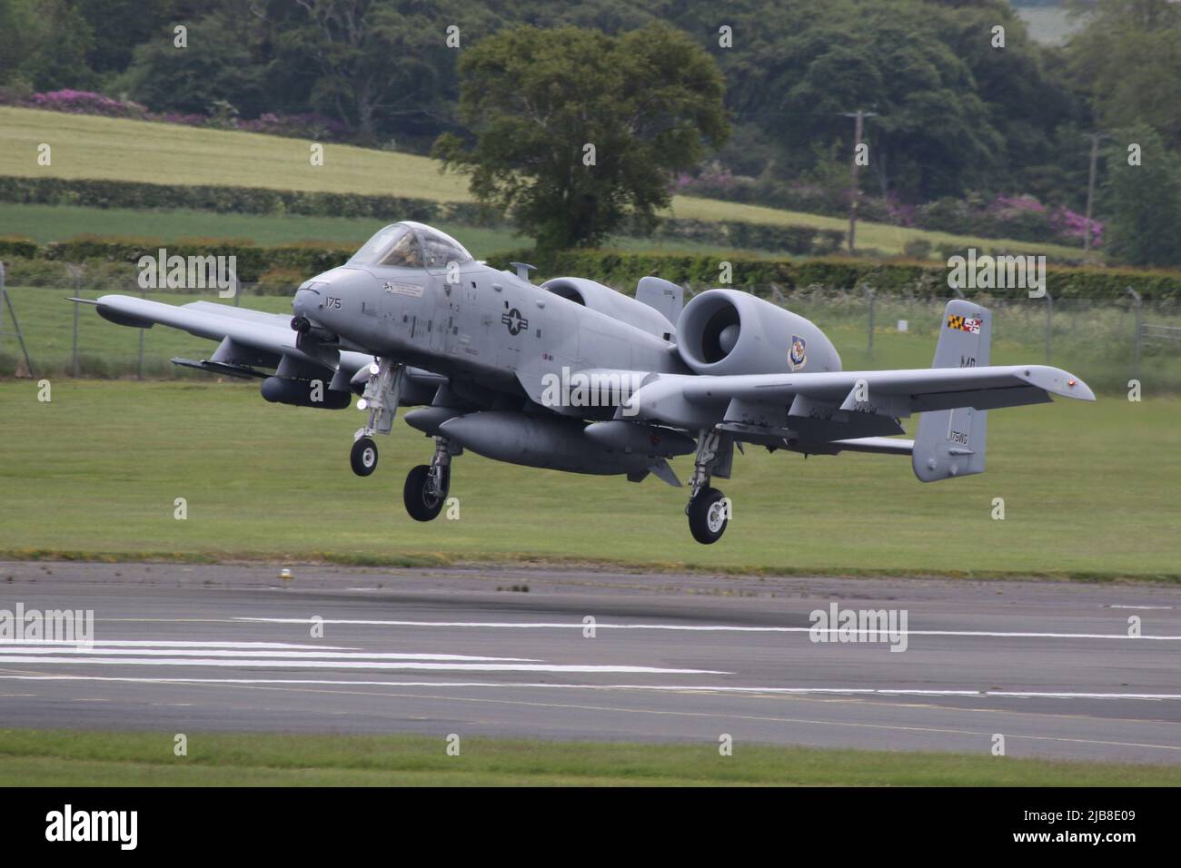 79-0175, ein Fairchild Republic A-10C Thunderbolt II (oder Warthog), der vom 175.-Flügel der Maryland Air National Guard der United States Air Force betrieben wird und am Prestwick International Airport in Ayrshire ankommt. Das Flugzeug war eines von zehn A-10Cs-Flugzeugen, die auf ihrer Reise von Lettland zurück in die USA durch Prestwick flogen, nachdem es an der Übung Swift Response teilgenommen hatte. Stockfoto