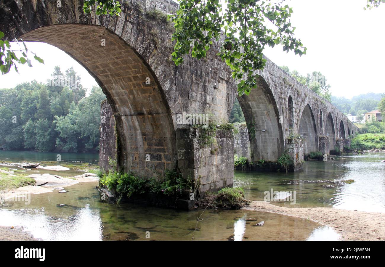 Brücke von Prozelo, auch bekannt als Porto Brücke, erbaut im 14.. Jahrhundert über dem Fluss Cavado, in Amares nicht weit von Braga, Portugal Stockfoto