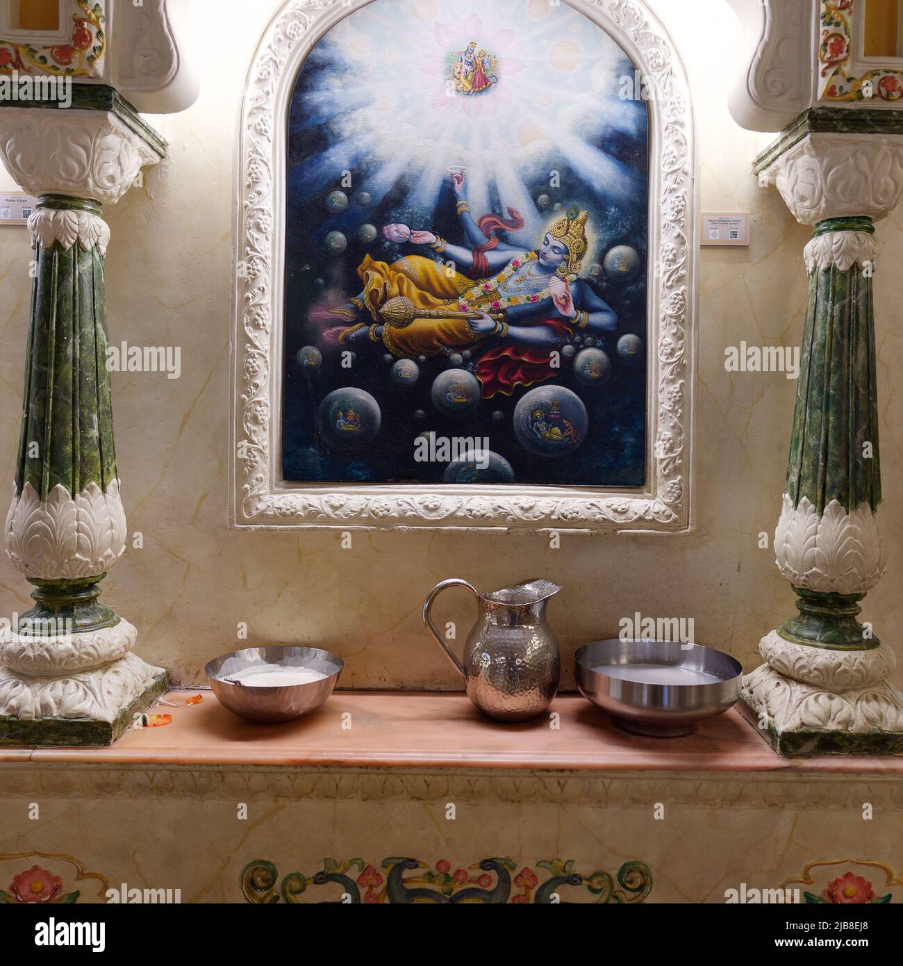 London, Greater London, England, Mai 28 2022: Im ISKCON Radha Krishna Tempel in der Soho Street. Stockfoto London, Greater London, England, Mai 28 2022: Im ISKCON Radha Krishna Tempel in der Soho Street. Stockfoto