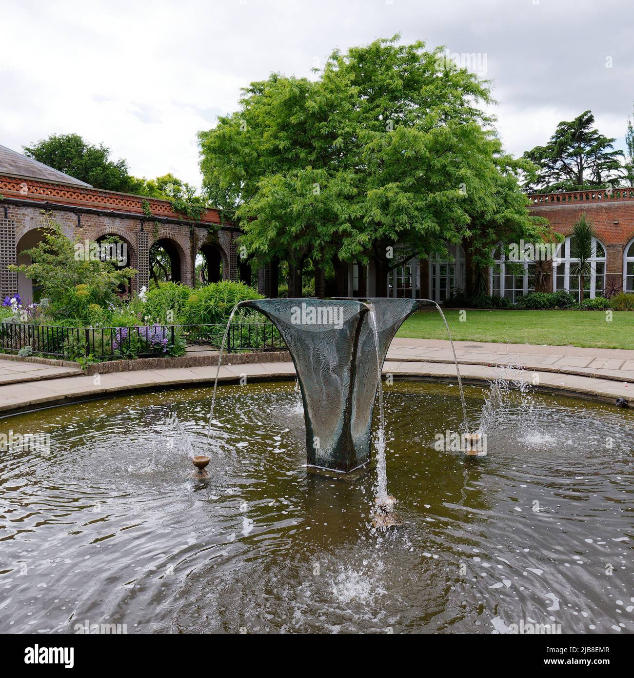 London, Greater London, England, Mai 28 2022: Brunnen mit der Orangerie im Holland Park im Kensington-Viertel. Stockfoto