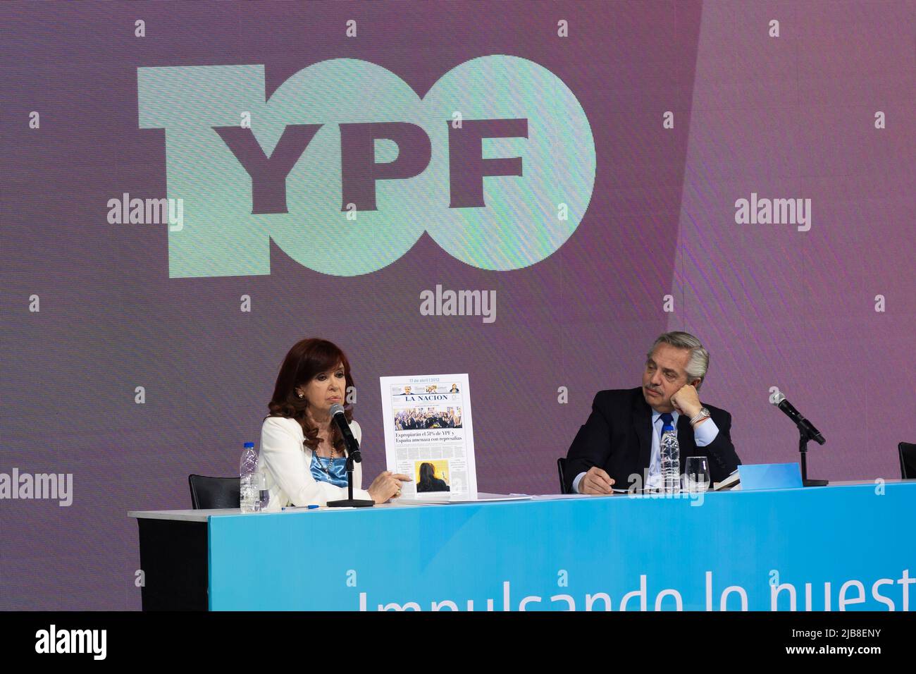 Provinz Buenos Aires, Argentinien. 03.. Juni 2022. Der Präsident der Nation Alberto Fernández und die Vizepräsidentin Cristina Fernández bei der Veranstaltung zum 100.-jährigen Bestehen des staatlichen Energieunternehmens Fiscal Oilfields (YPF). Die Vizepräsidentin hält ihre Rede auf der Veranstaltung. (Foto: Esteban Osorio/Pacific Press) Quelle: Pacific Press Media Production Corp./Alamy Live News Stockfoto