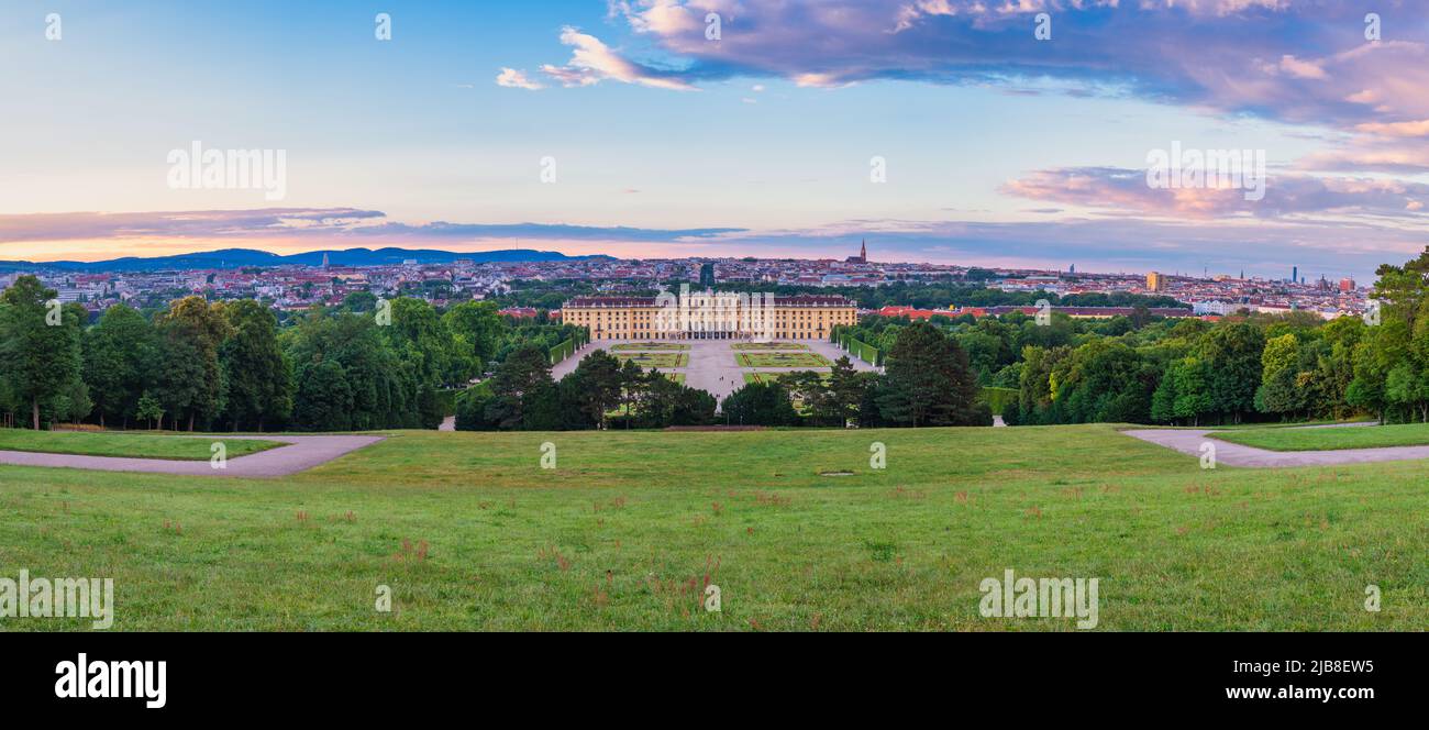 Wien, Österreich - 24. Juni 2015: Panorama-Skyline von Schloss Schönbrunn und Garten Stockfoto