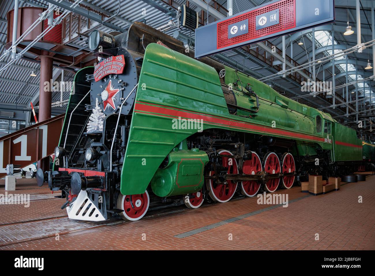 SANKT PETERSBURG, RUSSLAND - 12. JANUAR 2021: Sowjetische Personendampflokomotive P36. Ausstellung des Museums der Russischen Eisenbahn Stockfoto