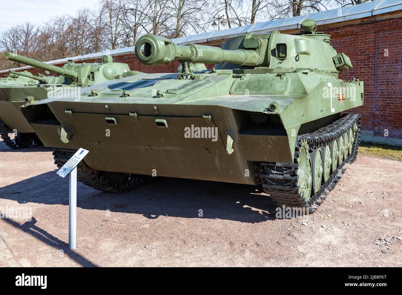 KRONSHTADT, RUSSLAND - 01. MAI 2022: 2S1 'Gvozdika' ist eine sowjetische 122mm-Regimentshamphibische, selbstfahrende Haubitze aus der Nähe an einem sonnigen Tag. Exposition Stockfoto