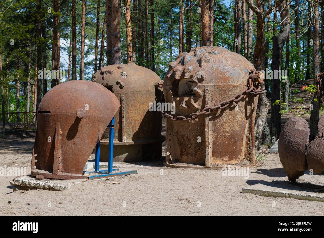 SESTRORETSK, RUSSLAND - 29. MAI 2022: Finnische Panzertürme aus der Zeit des Zweiten Weltkriegs im Museum 'Sestroretsk Schusslinie' Stockfoto