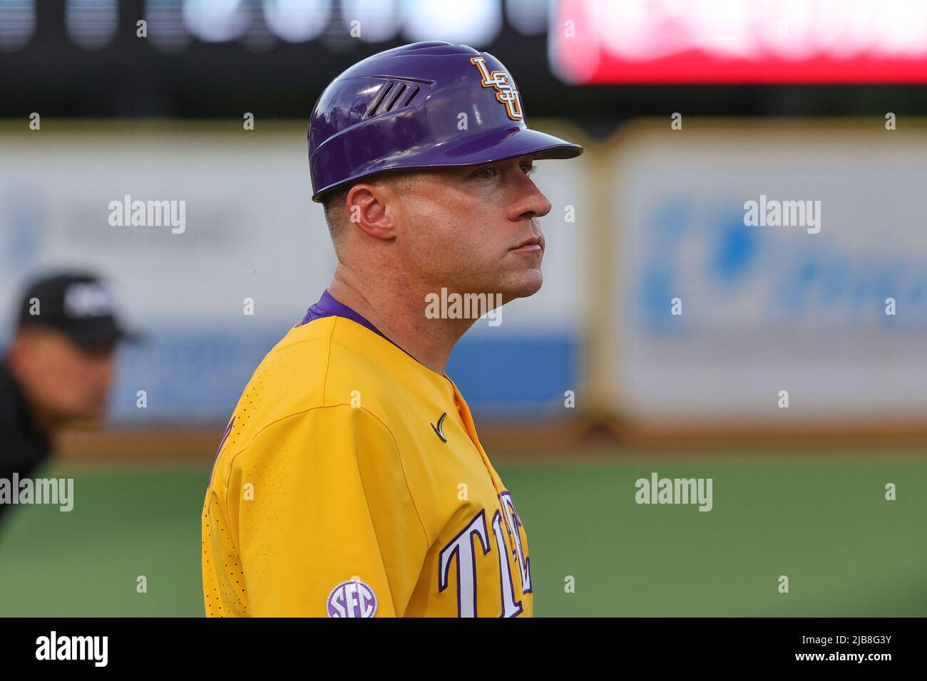 Mississippi, USA. 03.. Juni 2022. 3. Jun 2022: LSU-Assistenztrainer Dan Fitzgerald (11) coacht während eines College-Baseballspiels zwischen LSU und Kennesaw State im NCAA-Baseballgebiet im Pete Taylor Park, Hattiesburg, Mississippi, an der dritten Basis. Bobby McDuffie/CSM Credit: CAL Sport Media/Alamy Live News Stockfoto