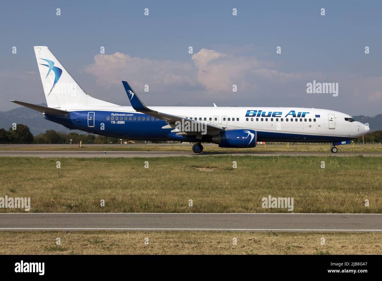 Bergamo, Italien. 12. September 2021. Eine Blue Air Boeing 737-800 rollt am Flughafen Mailand-Bergamo. Blue Air ist eine rumänische Billigfluggesellschaft mit Sitz in Bukarest und Drehkreuz Henri Coand? Internationaler Flughafen. (Foto: Fabrizio Gandolfo/SOPA Images/Sipa USA) Quelle: SIPA USA/Alamy Live News Stockfoto