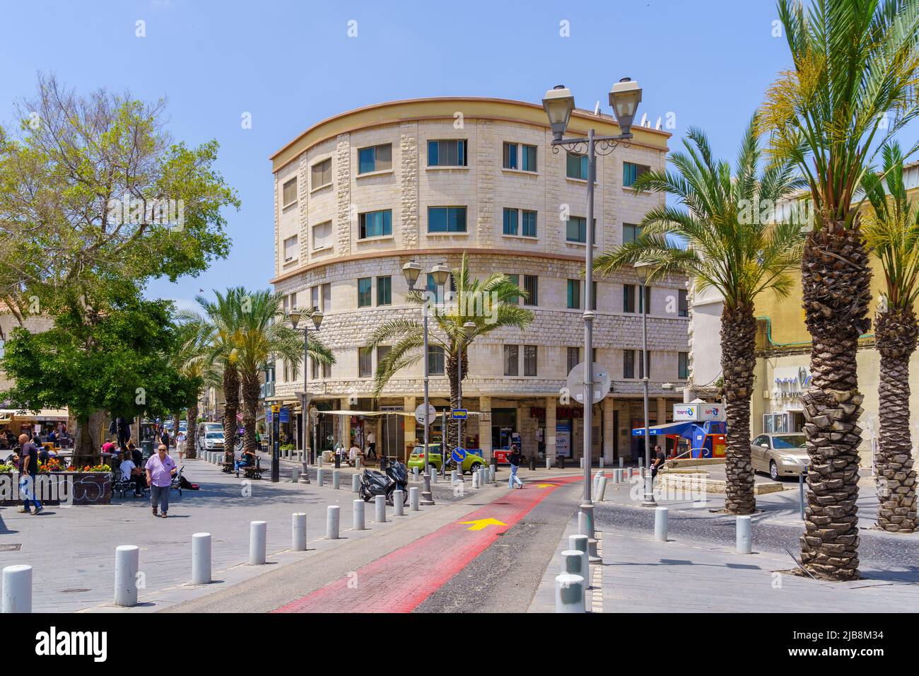 Haifa, Israel - 02. Juni 2022: Szene des Pariser Platzes, im Zentrum von Haifa, mit Einheimischen und Besuchern. Haifa, Nord-Israel Stockfoto